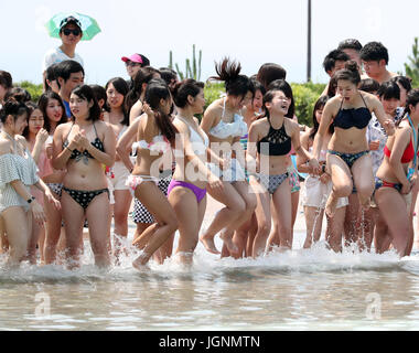 Oiso, Japan. 8. Juli 2017. Einige 2.000 Menschen laufen in den Swimming Pool mit den Unterhaltungskomplex Oiso Long Beach am Oiso Stadt, Vorstadt Tokio auf Samstag, 8. Juli 2017 wie der Pool im Sommer-Geschäft bis September geöffnet. Temperatur der Großraum Tokio kletterte über 30 Grad Celsius. Kredite: Yoshio Tsunoda/AFLO/Alamy Live-Nachrichten Stockfoto