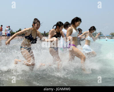 Oiso, Japan. 8. Juli 2017. Einige 2.000 Menschen laufen in den Swimming Pool mit den Unterhaltungskomplex Oiso Long Beach am Oiso Stadt, Vorstadt Tokio auf Samstag, 8. Juli 2017 wie der Pool im Sommer-Geschäft bis September geöffnet. Temperatur der Großraum Tokio kletterte über 30 Grad Celsius. Kredite: Yoshio Tsunoda/AFLO/Alamy Live-Nachrichten Stockfoto