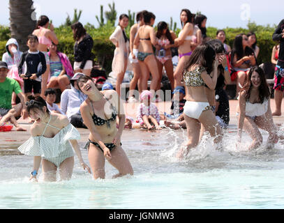 Oiso, Japan. 8. Juli 2017. Einige 2.000 Menschen genießen Sie Pool auf den Unterhaltungskomplex Oiso Long Beach am Oiso Stadt, Vorstadt Tokio auf Samstag, 8. Juli 2017 wie der Pool im Sommer-Geschäft bis September geöffnet. Temperatur der Großraum Tokio kletterte über 30 Grad Celsius. Kredite: Yoshio Tsunoda/AFLO/Alamy Live-Nachrichten Stockfoto