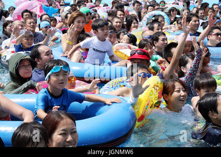 Oiso, Japan. 8. Juli 2017. Einige 2.000 Menschen genießen Sie Pool auf den Unterhaltungskomplex Oiso Long Beach am Oiso Stadt, Vorstadt Tokio auf Samstag, 8. Juli 2017 wie der Pool im Sommer-Geschäft bis September geöffnet. Temperatur der Großraum Tokio kletterte über 30 Grad Celsius. Kredite: Yoshio Tsunoda/AFLO/Alamy Live-Nachrichten Stockfoto