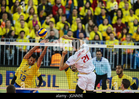 8. Juli 2017 - Curitiba, ParanÃ, Brasil - CURITIBA, Brasilien Juli 8: Barthélémy Chinenyeze der französischen Mannschaft bei einem Spiel Finale zwischen Brasilien und USA der FIVB Volleyball World League 2017 in der Arena da Baixada Stadion am 8. Juli 2017 in Curitiba, Brasilien. Foto: Geraldo Bubniak Credit: Foto: Geraldo Bubniak/ZUMA Draht/Alamy Live-Nachrichten Stockfoto