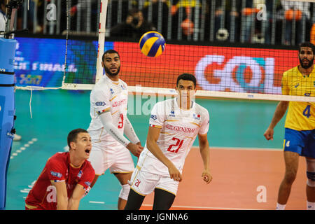 8. Juli 2017 - Curitiba, ParanÃ, Brasil - CURITIBA, Brasilien 8 Juli: Earvin Ngapeth und Barthélémy Chinenyeze der französischen Mannschaft bei einem Spiel Finale zwischen Brasilien und USA der FIVB Volleyball World League 2017 in der Arena da Baixada Stadion am 8. Juli 2017 in Curitiba, Brasilien. Foto: Geraldo Bubniak Credit: Foto: Geraldo Bubniak/ZUMA Draht/Alamy Live-Nachrichten Stockfoto