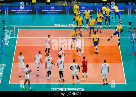 Curitiba, Brasilien. 8. Juli 2017. Während des Spiels für das Finale der Volleyball-Weltliga zwischen Brasilien und Frankreich statt, an der Arena da Baixada in Curitiba, PR. Credit: Reinaldo Reginato/FotoArena/Alamy Live News Stockfoto