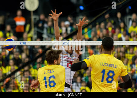 Curitiba, Brasilien. 8. Juli 2017. Lucas, Lucarelli und Dustin Watten während des Spiels für das Finale der Volleyball-Weltliga zwischen Brasilien und Frankreich, gehalten in der Arena da Baixada in Curitiba, PR. Credit: Reinaldo Reginato/FotoArena/Alamy Live News Stockfoto