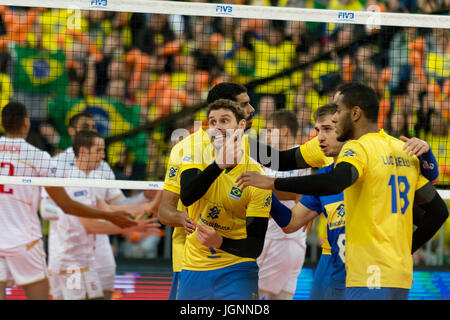 Curitiba, Brasilien. 8. Juli 2017. Bruno während des Spiels für das Finale der Volleyball-Weltliga zwischen Brasilien und Frankreich, gehalten in der Arena da Baixada in Curitiba, PR. Credit: Reinaldo Reginato/FotoArena/Alamy Live News Stockfoto