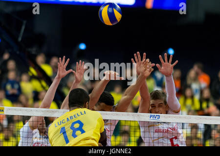 Curitiba, Brasilien. 8. Juli 2017. Ricardo Lucarelli während des Spiels für das Finale der Volleyball-Weltliga zwischen Brasilien und Frankreich, gehalten in der Arena da Baixada in Curitiba, PR. Credit: Reinaldo Reginato/FotoArena/Alamy Live News Stockfoto