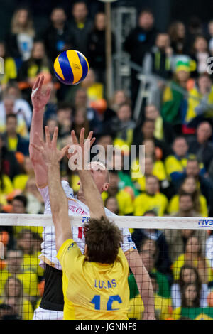 Curitiba, Brasilien. 8. Juli 2017. Lucas und Thomas Jaeschke während das Finale der Volleyball-Weltliga zwischen Brasilien und Frankreich, gehalten in der Arena da Baixada in Curitiba, PR. Credit: Reinaldo Reginato/FotoArena/Alamy Live News Stockfoto