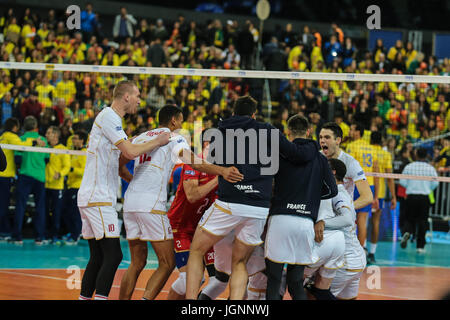 9. Juli 2017 - Curitiba, ParanÃ, Brasil - CURITIBA, Brasilien 8 Juli: Frankreichs Team Volleyballer feiern ihren ersten Platz in der World League 2017 Stadium Arena da Baixada in Curitiba, Brasilien am 8. Juli 2017. Foto: Geraldo Bubniak Credit: Foto: Geraldo Bubniak/ZUMA Draht/Alamy Live-Nachrichten Stockfoto