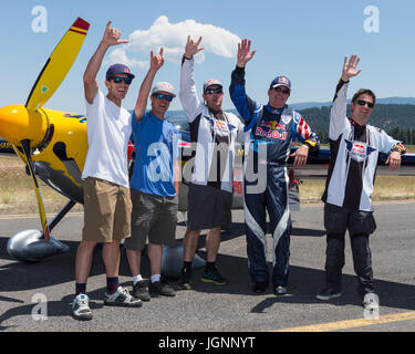 Truckee, Kalifornien, USA. 8. Juli 2017. Mitglied der Red Bull Air Force Wingsuits pilot KIRBY CHAMBLISS in winken dem Publikum am Truckee Tahoe Air Show und Familienfest am Truckee Tahoe Flughafen (Höhe 5901 ft.) zwei Meilen östlich von Truckee, Kalifornien, auf Samstag, 8. Juli 2017. Von links nach rechts: MIKE SWANSON, LUKE AIKINS, KIRBY CHAMBLIS, JEFF PROVENSONAN, CHARLES BRYAN. Teilnehmenden Flugzeuge und Piloten gehören:. P-51, pilot Ken Gottschall.Alpha Jet, pilot Mark Peterson.T-6, pilot Barry Hancock.BF9-2 Doppeldecker pilot Danny Sorensen.Cessna 206/Start Sprung Plane.Firecat L Stockfoto