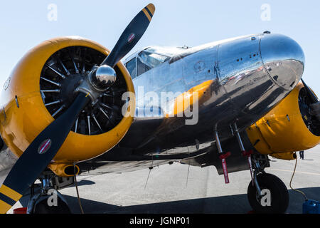 Truckee, Kalifornien, USA. 8. Juli 2017. Eine Twin Beech Flugzeug sitzt auf dem Rollfeld in Truckee Tahoe Air Show und Familienfest am Truckee Flughafen (Höhe 5901 ft.) in Truckee, Kalifornien, am Samstag, den 8. Juli 2017.Participating Flugzeuge und Piloten gehören:. P-51, pilot Ken Gottschall.Alpha Jet, pilot Mark Peterson.T-6, pilot Barry Hancock.BF9-2 Doppeldecker pilot Danny Sorensen.Cessna 206/Start Sprung Plane.Firecat L-39, Pilot Rich Perkins.Edge 540 & Red Bull Air Force Flügelmuttern, Pilot Kirby Chambliss.Phenom 300, pilot Erik Pilegaard Credit: Tracy Barbutes/ZUMA Draht/Alamy Live News Stockfoto