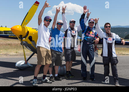 Truckee, Kalifornien, USA. 8. Juli 2017. Mitglieder der Red Bull Air Force Wingsuits verbinden pilot KIRBY CHAMBLISS in einer Welle mit der Masse am Truckee Tahoe Air Show und Familienfest am Truckee Tahoe Flughafen (Höhe 5901 ft.) zwei Meilen östlich von Truckee, Kalifornien, auf Samstag, 8. Juli 2017. Von links nach rechts: MIKE SWANSON, LUKE AIKINS, KIRBY CHAMBLIS, JEFF PROVENSONAN, CHARLES BRYAN. Teilnehmenden Flugzeuge und Piloten gehören:. P-51, pilot Ken Gottschall.Alpha Jet, pilot Mark Peterson.T-6, pilot Barry Hancock.BF9-2 Doppeldecker pilot Danny Sorensen.Cessna 206/Start Sprung Plane.Firecat L Stockfoto