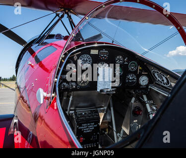 Truckee, Kalifornien, USA. 8. Juli 2017. Cockpit einer BF9-2 Doppeldecker, pilotiert von Danny Sorensen, am Truckee Tahoe Air Show und Familienfest am Truckee Tahoe Flughafen (Höhe 5901 ft.) zwei Meilen östlich von Truckee, Kalifornien, auf Samstag, 8. Juli 2017. Teilnehmenden Flugzeuge und Piloten Sicherheitsfaden:. P-51, pilot Ken Gottschall.Alpha Jet, pilot Mark Peterson.T-6, pilot Barry Hancock.BF9-2 Doppeldecker pilot Danny Sorensen.Cessna 206/Start Sprung Plane.Firecat L-39, Pilot Rich Perkins.Edge 540 & Red Bull Air Force Flügelmuttern, Pilot Kirby Chambliss.Phenom 300, pilot Erik Pilegaard (Credit-Bild: Stockfoto