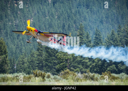 Truckee, Kalifornien, USA. 8. Juli 2017. KIRBY CHAMBLISS führt Flugszenen in seiner Edge 540 Flugzeug während der Truckee Tahoe Air Show und Familienfest am Truckee Tahoe Flughafen (Höhe 5901 ft.) zwei Meilen östlich von der Stadt Truckee, Kalifornien, auf Samstag, 8. Juli 2017. Teilnehmenden Flugzeuge und Piloten gehören:. P-51, pilot Ken Gottschall.Alpha Jet, pilot Mark Peterson.T-6, pilot Barry Hancock.BF9-2 Doppeldecker pilot Danny Sorensen.Cessna 206/Start Sprung Plane.Firecat L-39, Pilot Rich Perkins.Edge 540 & Red Bull Air Force Flügelmuttern, Pilot Kirby Chambliss.Phenom 300, pilot Erik Stockfoto