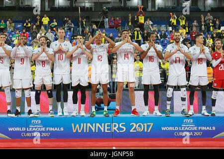 Curitiba, Brasilien. 8. Juli 2017. Italienische Spieler feiern den Sieg gegen Brasilien im Finale der Volleyball-Weltliga gegen Frankreich im Arena Baixada Stadion in der Stadt Curitiba an diesem Samstag (08). Bildnachweis: Brasilien Foto Presse/Alamy Live-Nachrichten Stockfoto