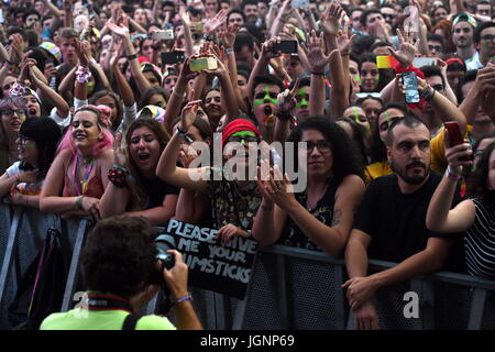 Lissabon, Portugal. 8. Juli 2017. Fans genießen die Show während der 11. Alive Festival in Lissabon, Portugal, am 8. Juli 2017. Bildnachweis: Zhang Liyun/Xinhua/Alamy Live-Nachrichten Stockfoto