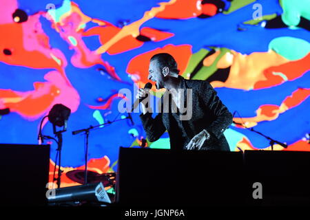 Lissabon, Portugal. 8. Juli 2017. Britische Band Depeche Mode-Sänger Dave Gahan führt während der 11. Alive Festival in Lissabon, Portugal, am 8. Juli 2017. Bildnachweis: Zhang Liyun/Xinhua/Alamy Live-Nachrichten Stockfoto