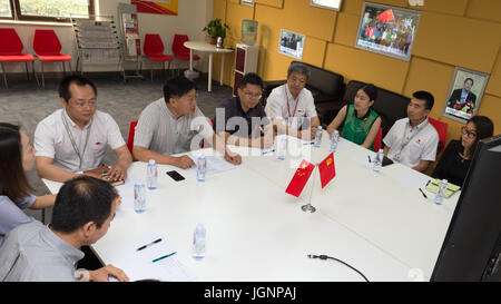 (170709)--Peking, 9. Juli 2017 (Xinhua)--chinesische Mitarbeiter von Toshiba Medical Systems (China) Co., Ltd. (TMC), die auch Mitglieder der kommunistischen Partei von China (CPC) sind, ihre Arbeit zu diskutieren und politische Studie Erfahrungen in ihrer Tätigkeit Partyraum in Peking, Hauptstadt von China, 28. Juni 2017. Jeden Monat hält Japanisch-finanzierte TMC regelmäßige Aktivitäten für seine chinesischen Mitarbeiter in Peking, die CPC Mitglieder sind. Toshiba gründete Unternehmen in China 1972 und im Jahr 2007 wurde ein CPC-Zweig des Unternehmens gegründet. Ursprünglich gab es 30 CPC Mitglieder nach Yue Changhai, das Unternehmen vice Stockfoto