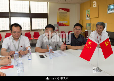 (170709)--Peking, 9. Juli 2017 (Xinhua)--chinesische Mitarbeiter von Toshiba Medical Systems (China) Co., Ltd. (TMC), die auch Mitglieder der kommunistischen Partei von China (CPC) sind, ihre Arbeit zu diskutieren und politische Studie Erfahrungen in ihrer Tätigkeit Partyraum in Peking, Hauptstadt von China, 28. Juni 2017. Jeden Monat hält Japanisch-finanzierte TMC regelmäßige Aktivitäten für seine chinesischen Mitarbeiter in Peking, die CPC Mitglieder sind. Toshiba gründete Unternehmen in China 1972 und im Jahr 2007 wurde ein CPC-Zweig des Unternehmens gegründet. Ursprünglich gab es 30 CPC Mitglieder nach Yue Changhai, das Unternehmen vice Stockfoto