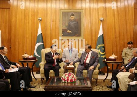 Islamabad, Paskistan. 8. Juli 2017. Pakistani President Mamnoon Hussain (R) trifft sich mit chinesischen Minister für Wissenschaft und Technologie Wan Gang (L) in Islamabad, Paskistan, 8. Juli 2017. Bildnachweis: Ahmad Kamal/Xinhua/Alamy Live-Nachrichten Stockfoto