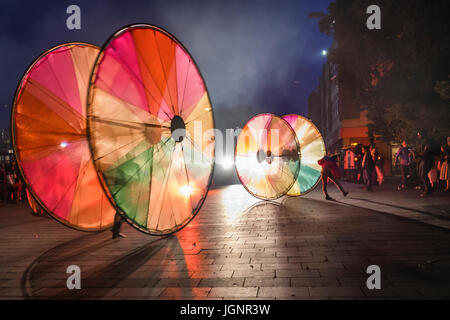 London, UK. 8. Juli 2017. Greenwich und Docklands International Festival Finale, die Farbe des Lichts. Enorme Farbe Räder Rollen durch die Straßen von Woolwich. Die Promenade-Leistung, die auf die Assembly-Statuen an der Royal Arsenal Riverside begann entstand durch die Compagnie aus, ein französisches Unternehmen produzieren im Freien zeigt. Die Show, begleitet von einem Soundtrack von Shri Sriram, war ein Fest der Aufnahme und der Einheit und begrüßt Menschen auf den Straßen von Woolwich. Die riesigen Regenbogen-Räder waren auf der Londoner Gay-Pride-Tag besonders geeignet. © Eden Breitz / Alamy Live News Stockfoto