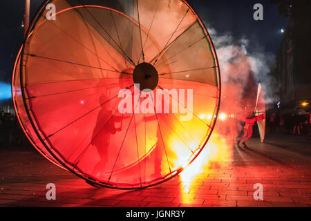 London, UK. 8. Juli 2017. Greenwich und Docklands International Festival Finale, die Farbe des Lichts. Enorme Farbe Räder Rollen durch die Straßen von Woolwich. Die Promenade-Leistung, die auf die Assembly-Statuen an der Royal Arsenal Riverside begann entstand durch die Compagnie aus, ein französisches Unternehmen produzieren im Freien zeigt. Die Show, begleitet von einem Soundtrack von Shri Sriram, war ein Fest der Aufnahme und der Einheit und begrüßt Menschen auf den Straßen von Woolwich. Die riesigen Regenbogen-Räder waren auf der Londoner Gay-Pride-Tag besonders geeignet. © Eden Breitz / Alamy Live News Stockfoto