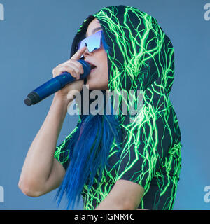 Turku, Finnland. 8. Juli 2017. Finnischer Sänger Sanni führt bei der 2017 Auflage des finnischen Open Air Festival Ruisrock. Bildnachweis: Stefan Crämer/Alamy Live-Nachrichten Stockfoto