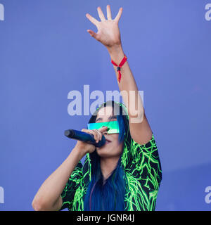 Turku, Finnland. 8. Juli 2017. Finnischer Sänger Sanni führt bei der 2017 Auflage des finnischen Open Air Festival Ruisrock. Bildnachweis: Stefan Crämer/Alamy Live-Nachrichten Stockfoto