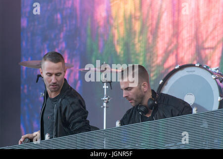 Turku, Finnland. 8. Juli 2017. Schwedische Duo führt durch Galantis bei der 2017 Auflage des finnischen Open Air Festival Ruisrock. Bildnachweis: Stefan Crämer/Alamy Live-Nachrichten Stockfoto