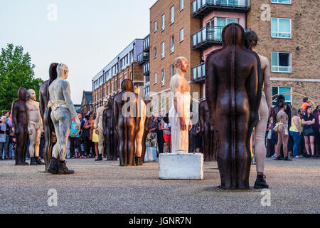 London, UK. 8. Juli 2017. Greenwich und Docklands International Festival Finale, die Farbe des Lichts. Enorme Farbe Räder Rollen durch die Straßen von Woolwich. Die Promenade-Leistung, die auf die Assembly-Statuen an der Royal Arsenal Riverside begann entstand durch die Compagnie aus, ein französisches Unternehmen produzieren im Freien zeigt. Die Show, begleitet von einem Soundtrack von Shri Sriram, war ein Fest der Aufnahme und der Einheit und begrüßt Menschen auf den Straßen von Woolwich. Die riesigen Regenbogen-Räder waren auf der Londoner Gay-Pride-Tag besonders geeignet. © Eden Breitz / Alamy Live News Stockfoto