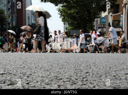 Tokio, Japan. 9. Juli 2017. Menschen schlendern Sie bei Mode Einkaufsviertel Ginza in Tokio am 9. Juli 2017. Temperatur der Großraum Tokio kletterte über 30 Grad Celsius als Hitzewelle angegriffen. Kredite: Yoshio Tsunoda/AFLO/Alamy Live-Nachrichten Stockfoto