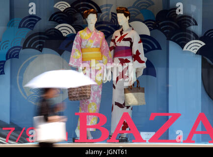 Tokio, Japan. 9. Juli 2017. Ein Fußgänger geht eine große Schaufenster, die Sommer-Kimono Yukata am Mode Einkaufsviertel Ginza in Tokio am 9. Juli 2017 angezeigt. Temperatur der Großraum Tokio kletterte über 30 Grad Celsius als Hitzewelle angegriffen. Kredite: Yoshio Tsunoda/AFLO/Alamy Live-Nachrichten Stockfoto