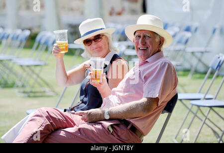 Arundel Sussex, UK. 9. Juli 2017. Besucher genießen Sie ein kühles Getränk in der Sonne auf dem Arundel Castle Cricket Ground, wo sie das T20 Blast Spiel zwischen Sussex Haie und Glamorgan steigender Temperaturen im Südosten von England sahen, heute Credit: Simon Dack/Alamy Live News Stockfoto