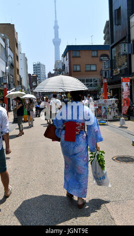 Tokio, Japan. 9. Juli 2017. Annual Fair Ground Cherry startet um Sensouji-Tempel in der Innenstadt Einkaufsviertels von Asakusa, einer der besten Touristen-Spots in Japan, am Sonntag, 9. Juli 2017. Ob Sie es glauben oder nicht, wenn Sie den Tempel während der Messe zu besuchen, wird es Sie 46.000 Tage Glück bringen. Bildnachweis: Natsuki Sakai/AFLO/Alamy Live-Nachrichten Stockfoto