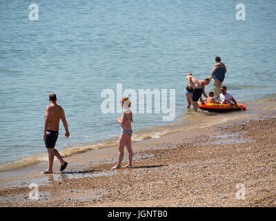 Weymouth, Dorset, UK. 9. Juli 2017. Menschen, die das Strandleben genießen, wie die sonnige warme Wetter an der Südküste weiter. Bildnachweis: DTNews/Alamy Live Stockfoto