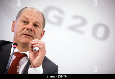 Hamburg, Deutschland. 9. Juli 2017. Dpatop - der Bürgermeister von Hamburg, Olaf Scholz, auf einer Pressekonferenz mit der Polizei Adressierung gewalttätige Demonstrationen gegen die jüngsten G20-Gipfel in Hamburg, Deutschland, 9. Juli 2017. Foto: Christian Charisius/Dpa/Alamy Live News Stockfoto