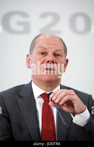 Hamburg, Deutschland. 9. Juli 2017. Der Bürgermeister von Hamburg, Olaf Scholz, auf einer Pressekonferenz mit der Polizei Adressierung gewalttätige Demonstrationen gegen die jüngsten G20-Gipfel in Hamburg, Deutschland, 9. Juli 2017. Foto: Christian Charisius/Dpa/Alamy Live News Stockfoto