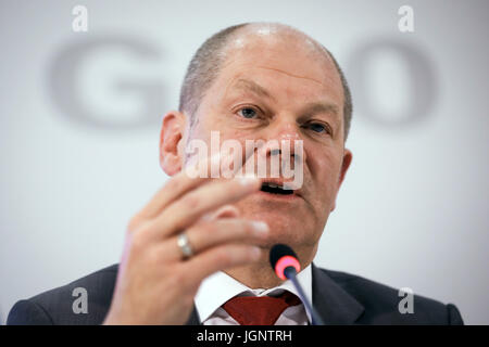 Hamburg, Deutschland. 9. Juli 2017. Der Bürgermeister von Hamburg, Olaf Scholz, auf einer Pressekonferenz mit der Polizei Adressierung gewalttätige Demonstrationen gegen die jüngsten G20-Gipfel in Hamburg, Deutschland, 9. Juli 2017. Foto: Christian Charisius/Dpa/Alamy Live News Stockfoto