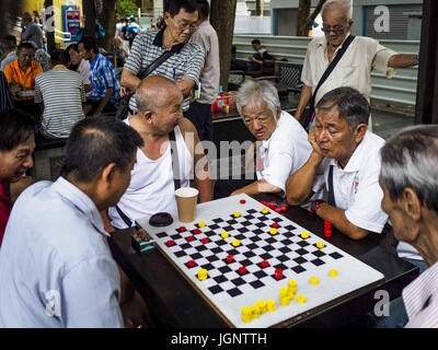 Singapur, Singapur. 9. Juli 2017. Männer spielen Halma im Abschnitt Chinatown von Singapur. Bildnachweis: Jack Kurtz/ZUMA Draht/Alamy Live-Nachrichten Stockfoto