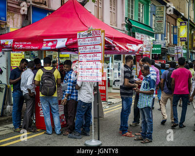 Singapur, Singapur. 9. Juli 2017. Ein Zelt aufgestellt von Singtel, ein Singapur-Mobilfunkbetreiber auf einer Straße in Little India in Singapur. Gastarbeiter aus dem indischen Subkontinent kaufen Singapur SIM-Karten im Zelt. Es gibt Hunderttausende Gastarbeiter aus dem indischen Subkontinent in Singapur. Die meisten arbeiten 5 ½ sechs Tage pro Woche. Am Sonntag kommen den normalen Tag, sie in Singapurs '' Little India'' Nachbarschaft zum Essen, trinken, Geld nach Hause schicken, gehen Sie zu Ärzten und Zahnärzten und Kontakte zu knüpfen. Die meisten Beschäftigten Leben im Wohnheim Stil wohnen weit weg von zentralen Singapur und Sonntag Stockfoto