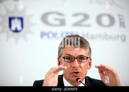 Hamburg, Deutschland. 9. Juli 2017. Hamburger Polizei Präsident Ralf Martin Meyer auf einer Pressekonferenz mit der Polizei Adressierung gewalttätige Demonstrationen gegen die jüngsten G20-Gipfel in Hamburg, Deutschland, 9. Juli 2017. Foto: Christian Charisius/Dpa/Alamy Live News Stockfoto