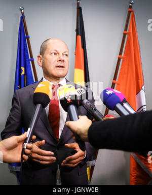 Hamburg, Deutschland. 9. Juli 2017. Der Bürgermeister von Hamburg, Olaf Scholz auf einer Pressekonferenz mit der Polizei Adressierung gewalttätige Demonstrationen gegen die jüngsten G20-Gipfel in Hamburg, Deutschland, 9. Juli 2017. Foto: Christian Charisius/Dpa/Alamy Live News Stockfoto