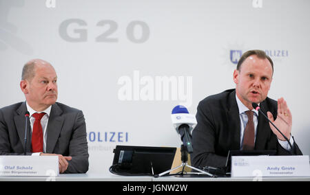 Hamburg, Deutschland. 9. Juli 2017. Der Bürgermeister von Hamburg, Olaf Scholz und der Minister des inneren Andry Grote (R) bei einer Pressekonferenz mit der Polizei Adressierung gewalttätige Demonstrationen gegen die jüngsten G20-Gipfel in Hamburg, Deutschland, 9. Juli 2017. Foto: Christian Charisius/Dpa/Alamy Live News Stockfoto