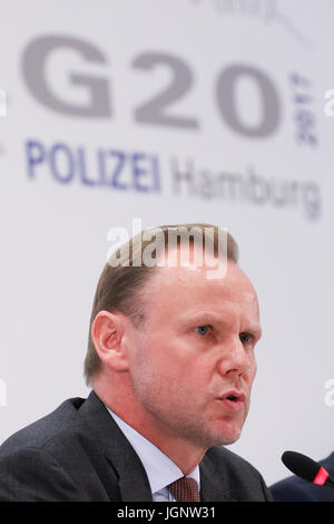 Hamburg, Deutschland. 9. Juli 2017. Hamburgs Minister für den Innenraum Andy Grote auf einer Pressekonferenz mit der Polizei Adressierung gewalttätige Demonstrationen gegen die jüngsten G20-Gipfel in Hamburg, Deutschland, 9. Juli 2017. Foto: Christian Charisius/Dpa/Alamy Live News Stockfoto