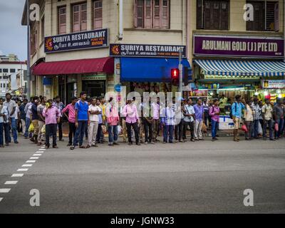 9. Juli 2017 - Singapur, Singapur - Gastarbeiter aus dem indischen Subkontinent Linie Serangoon Road im Herzen von Singapurs '' Little India'' Nachbarschaft. Es gibt Hunderttausende Gastarbeiter aus dem indischen Subkontinent in Singapur. Die meisten arbeiten 5 ½ sechs Tage pro Woche. Am Sonntag kommen den normalen Tag, sie in Singapurs '' Little India'' Nachbarschaft zum Essen, trinken, Geld nach Hause schicken, gehen Sie zu Ärzten und Zahnärzten und Kontakte zu knüpfen. Die meisten Beschäftigten Leben im Wohnheim Stil Gehäuse weit von Singapur und Sonntag ist der einzige Tag haben sie weg von ihren Baustellen. MOS Stockfoto