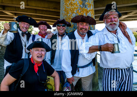 Lewes, UK. 9. Juli 2017. Lokale Leute verkleidet als Piraten für ein Foto in die jährliche Lewes Floß-Rennen auf dem Fluss Ouse "Ouseday" zugunsten der lokalen Wohltätigkeitsorganisationen posieren.  Lewes, Sussex, UK.  Bildnachweis: Grant Rooney/Alamy Live-Nachrichten Stockfoto