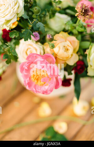 Hochzeit, Feier, Natur, Gartenarbeit Konzept - Nahaufnahme von eleganten Bouquet bestehend aus zarten Lawinen, Rosen, Nelkenart und zarten Pfingstrose und de Stockfoto