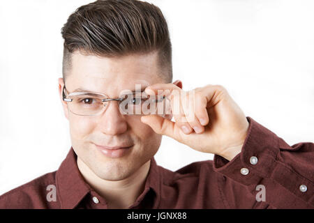Junger Mann versucht auf neue Brille Stockfoto
