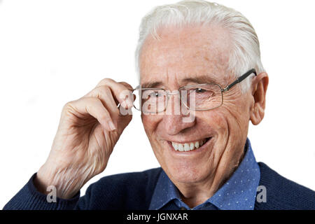 Senior woman neue Brille anprobieren Stockfoto