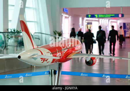 Kuala Lumpur, Malaysia - 16. Dezember 2015. AirAsia Modell Flugzeug mit Passagier Hintergrund auf dem KLIA2 Flughafen in Kuala Lumpur, Malaysia. Stockfoto