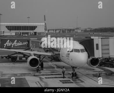 Kuala Lumpur, Malaysia - 16. Dezember 2015. AirAsia Flugzeug mit Durchgang am KLIA Flughafen in Kuala Lumpur, Malaysia. AirAsia ist die größte Fluggesellschaft Stockfoto